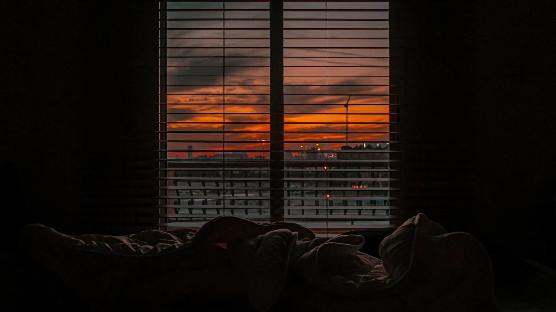 4K卧室日落窗户电脑壁纸