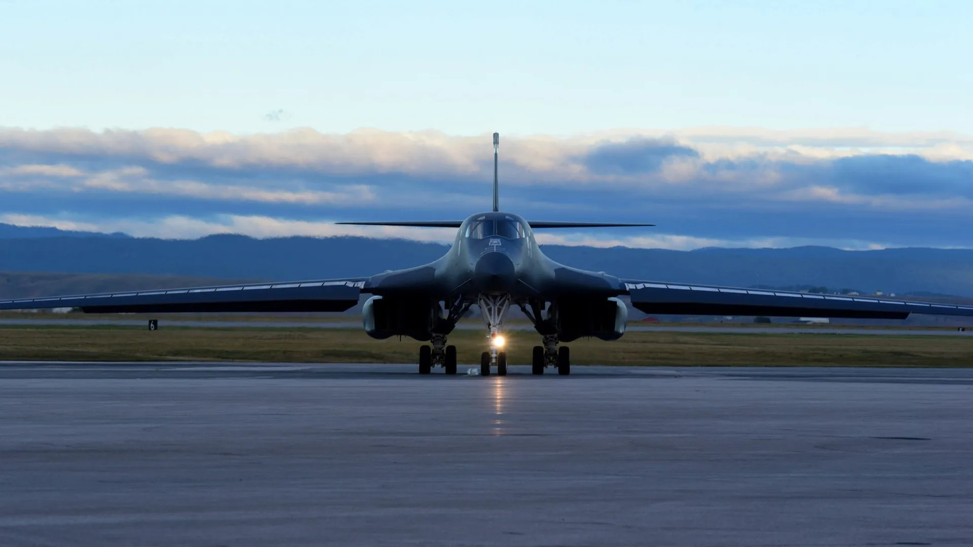 4K军用飞机双屏电脑壁纸