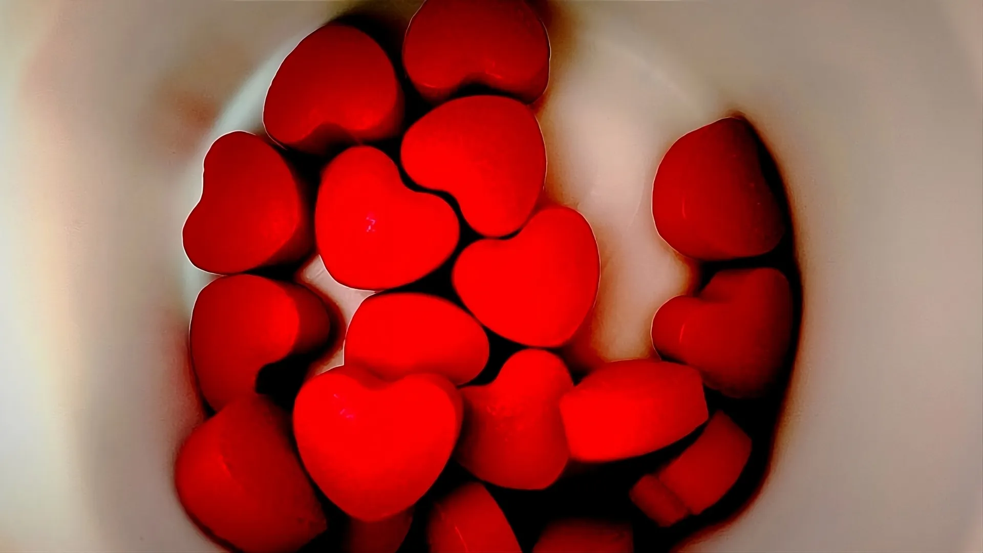 4K简约女性心脏设计电脑壁纸