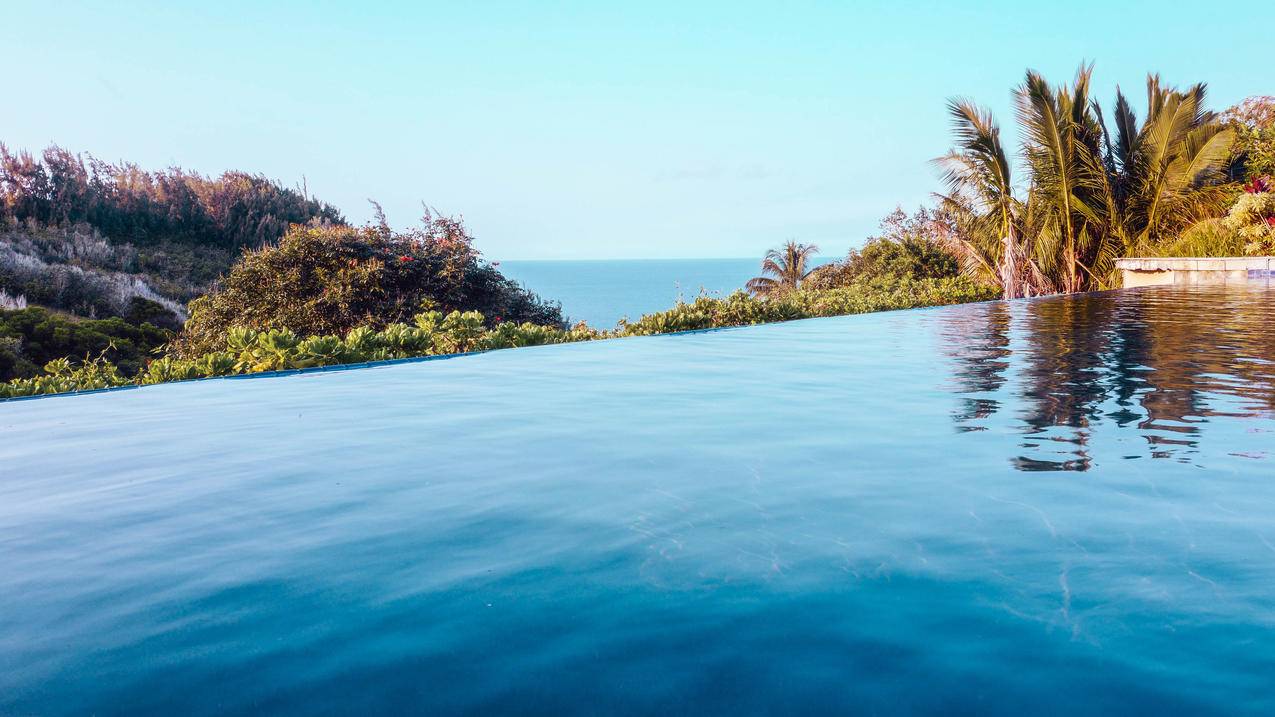 户外豪华游泳池高清壁纸