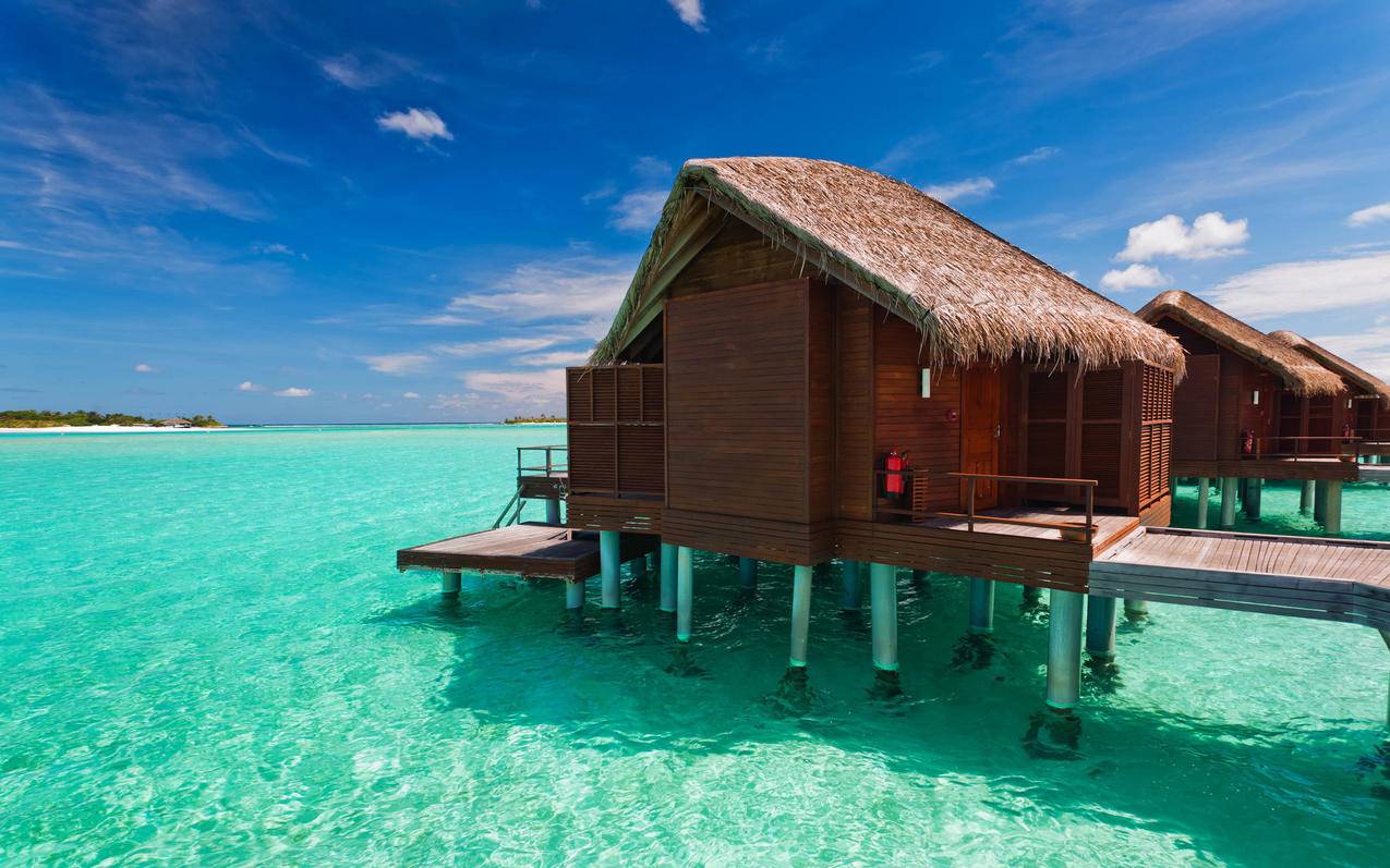 风景海洋天堂海上木屋大海蓝天白云壁纸