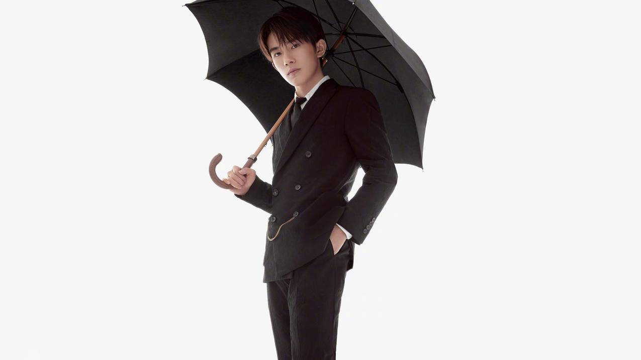 易烊千玺西装打伞壁纸