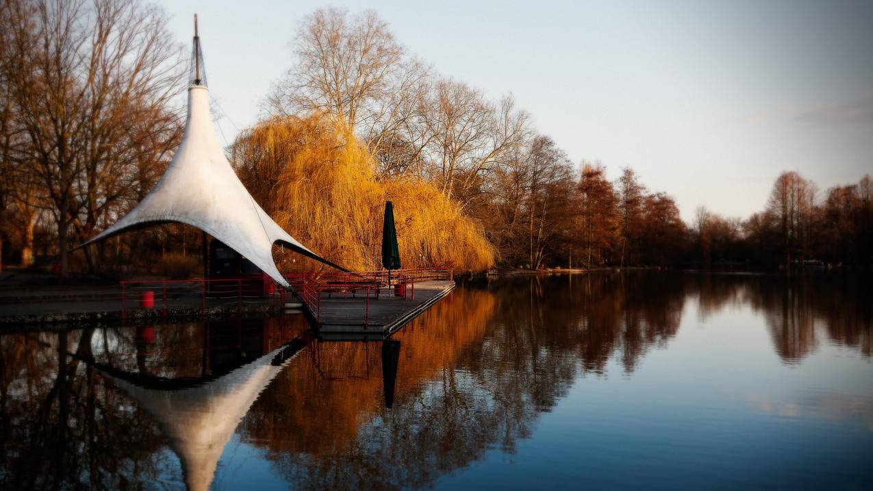 秋天湖泊寂静4K壁纸下载