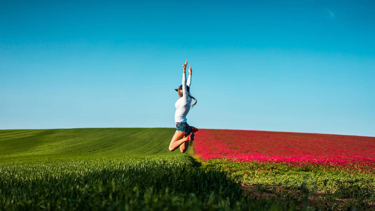 绿地花丛美女开心郊外旅游风景4K壁纸