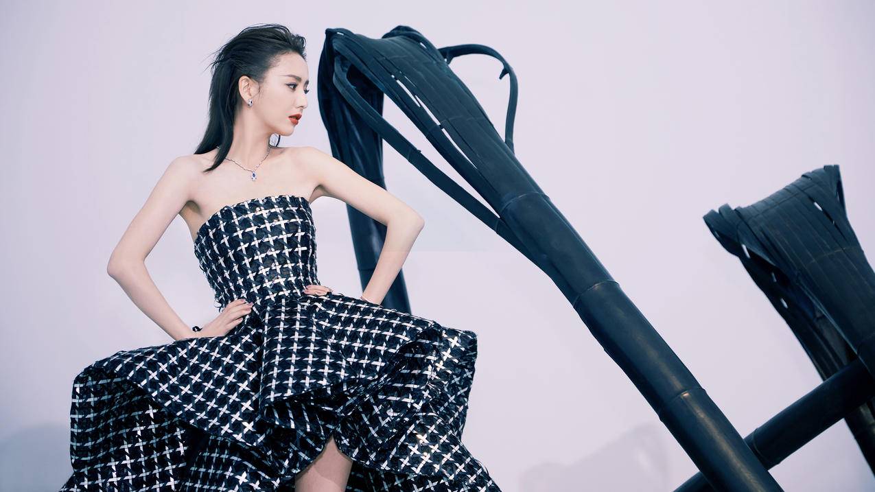 佟丽娅裙摆写真高清壁纸