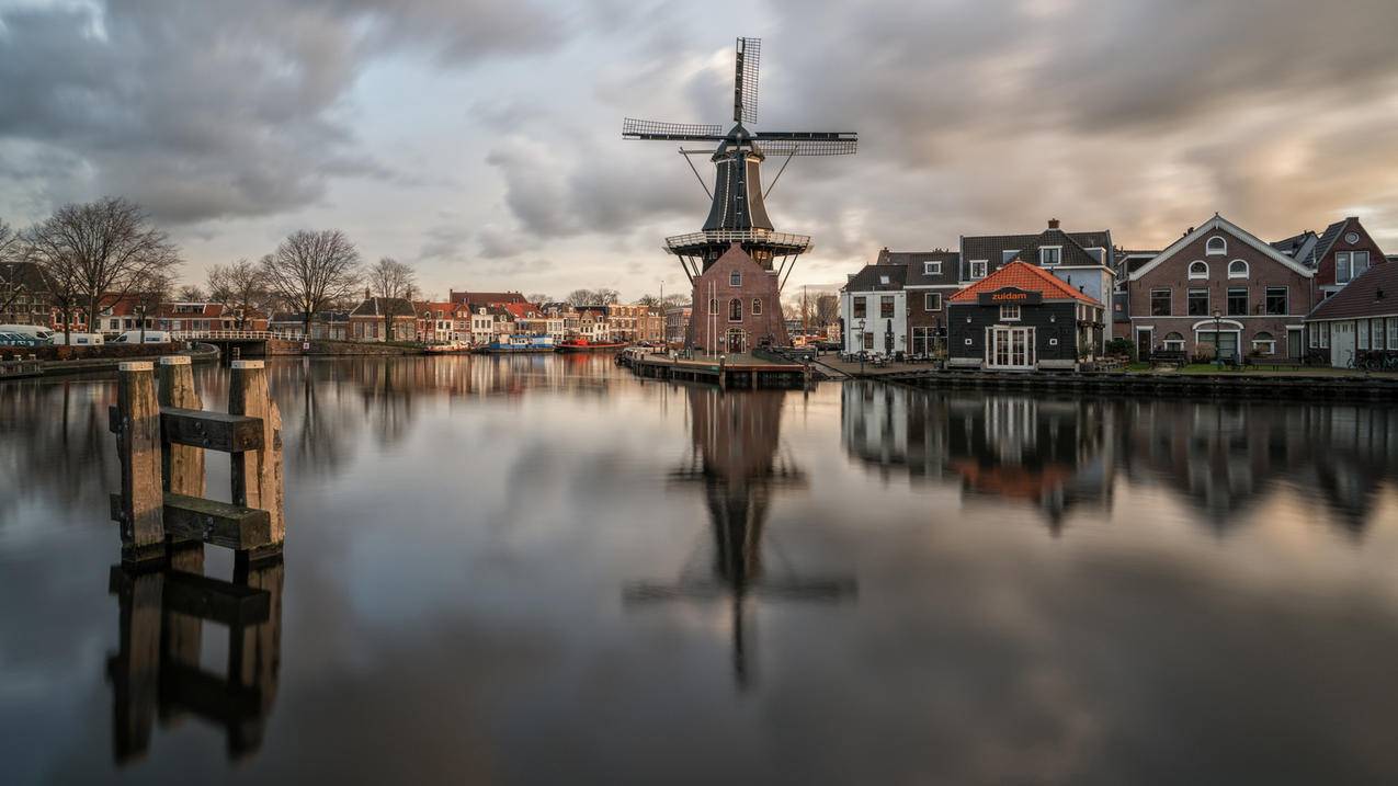 荷兰河流风车自然风光壁纸