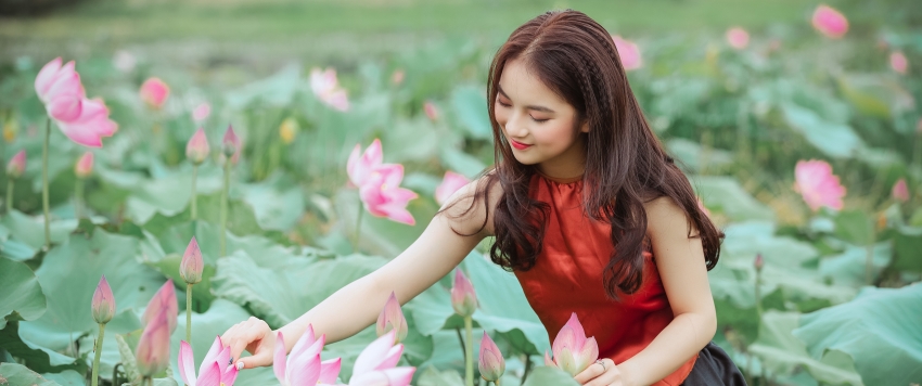 荷花美女超宽屏壁纸