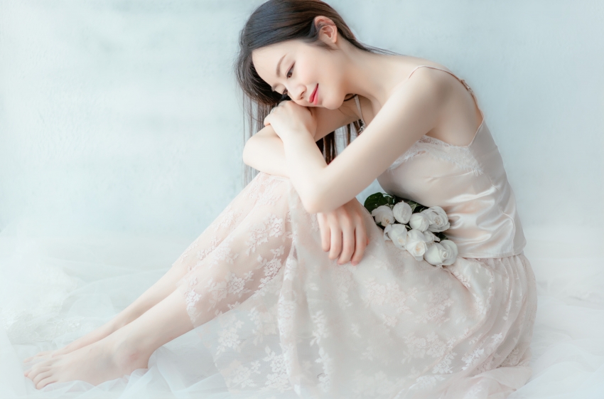 白裙少女花间小清新壁纸