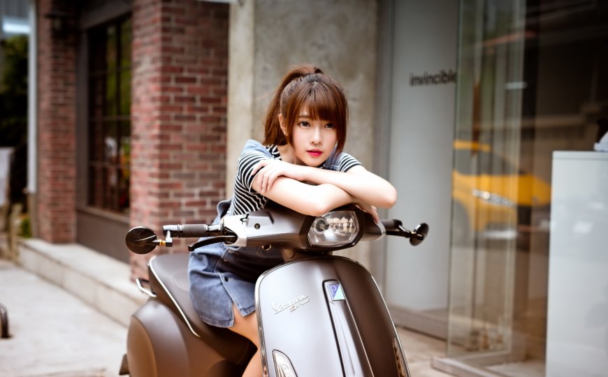 骑摩托车的清纯美女壁纸