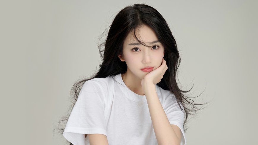 一手托腮清纯美女潘敏壁纸