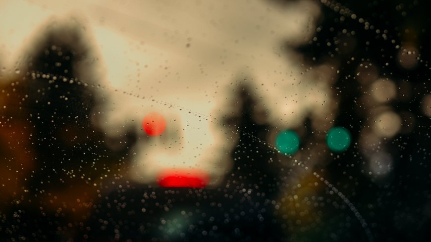 窗外雨滴雨珠特写壁纸