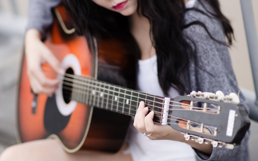 弹吉他女生唯美桌面壁纸
