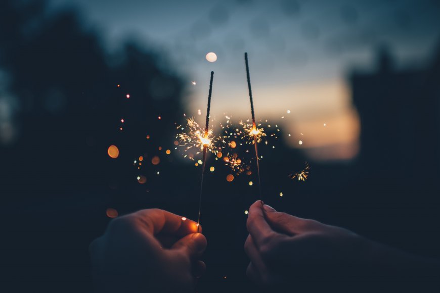 手烟花深色模糊飘逸壁纸