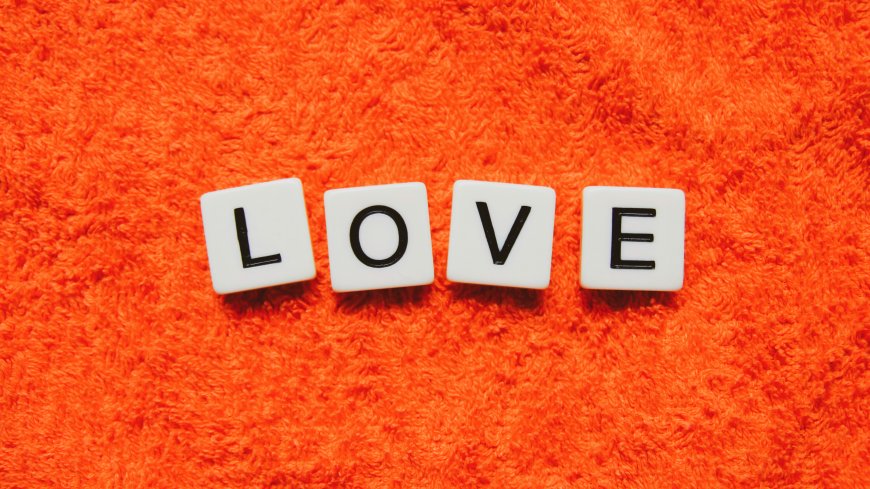 橙色毛绒背景LOVE字母方块电脑壁纸