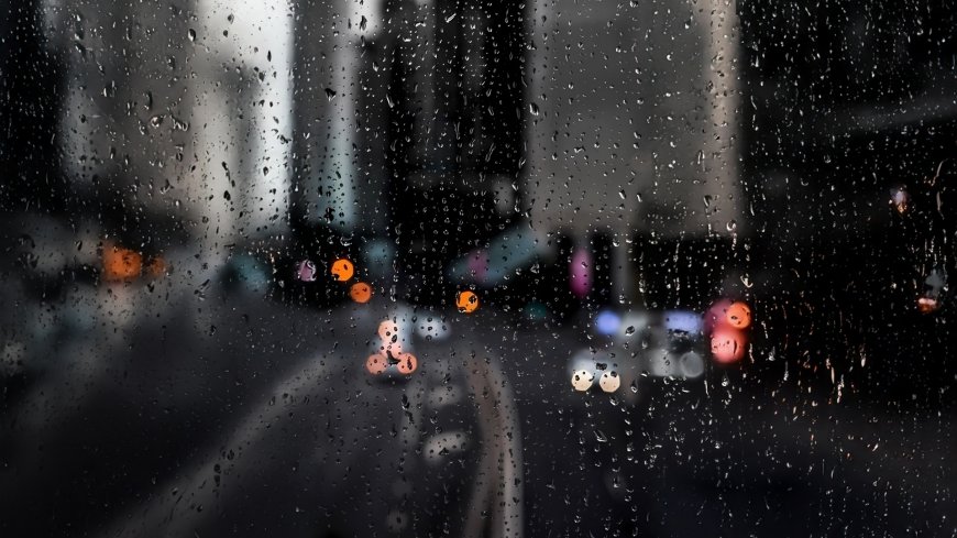 城市雨夜车窗水滴光斑氛围壁纸