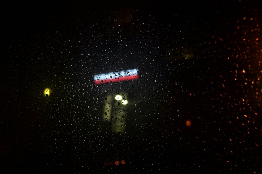 雨夜车窗水珠街灯霓虹光影壁纸