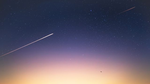 繁星之夜：4K天空壁纸，流星轨迹