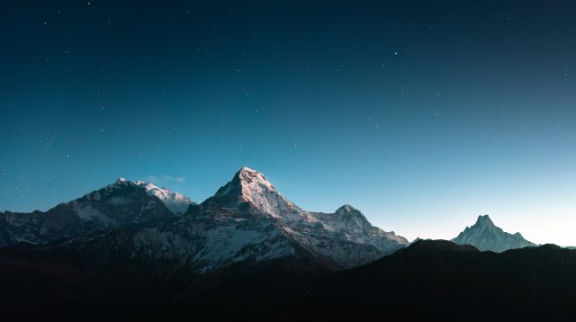 夜空雪山微光4K壁纸