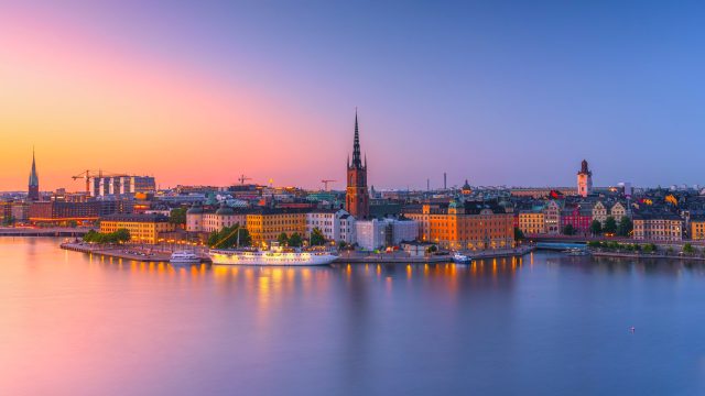 日落城市4K壁纸：水景建筑灯光