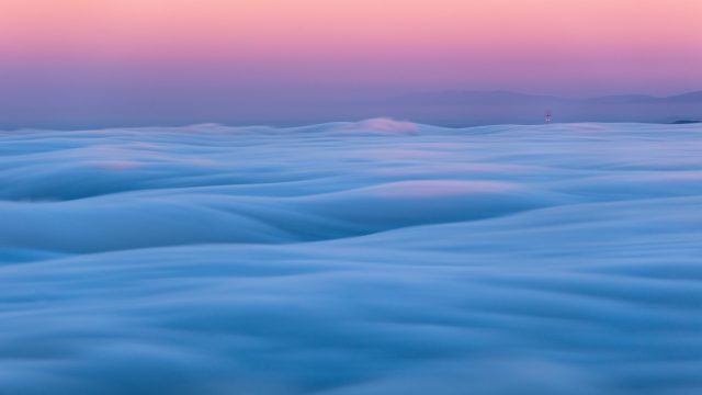 4K云海雾山塔壁纸