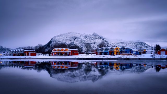 冬日雪景4K壁纸：村庄倒影自然风光