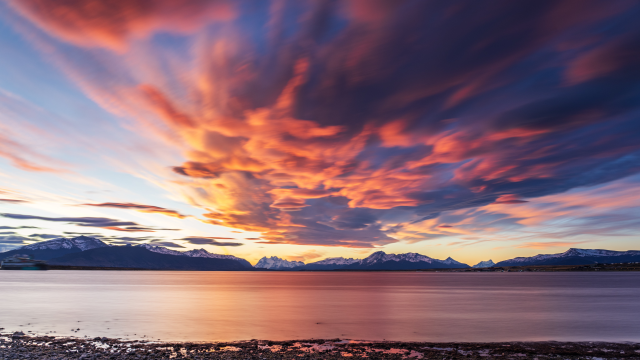 自然风光4K壁纸：山水云雪火山