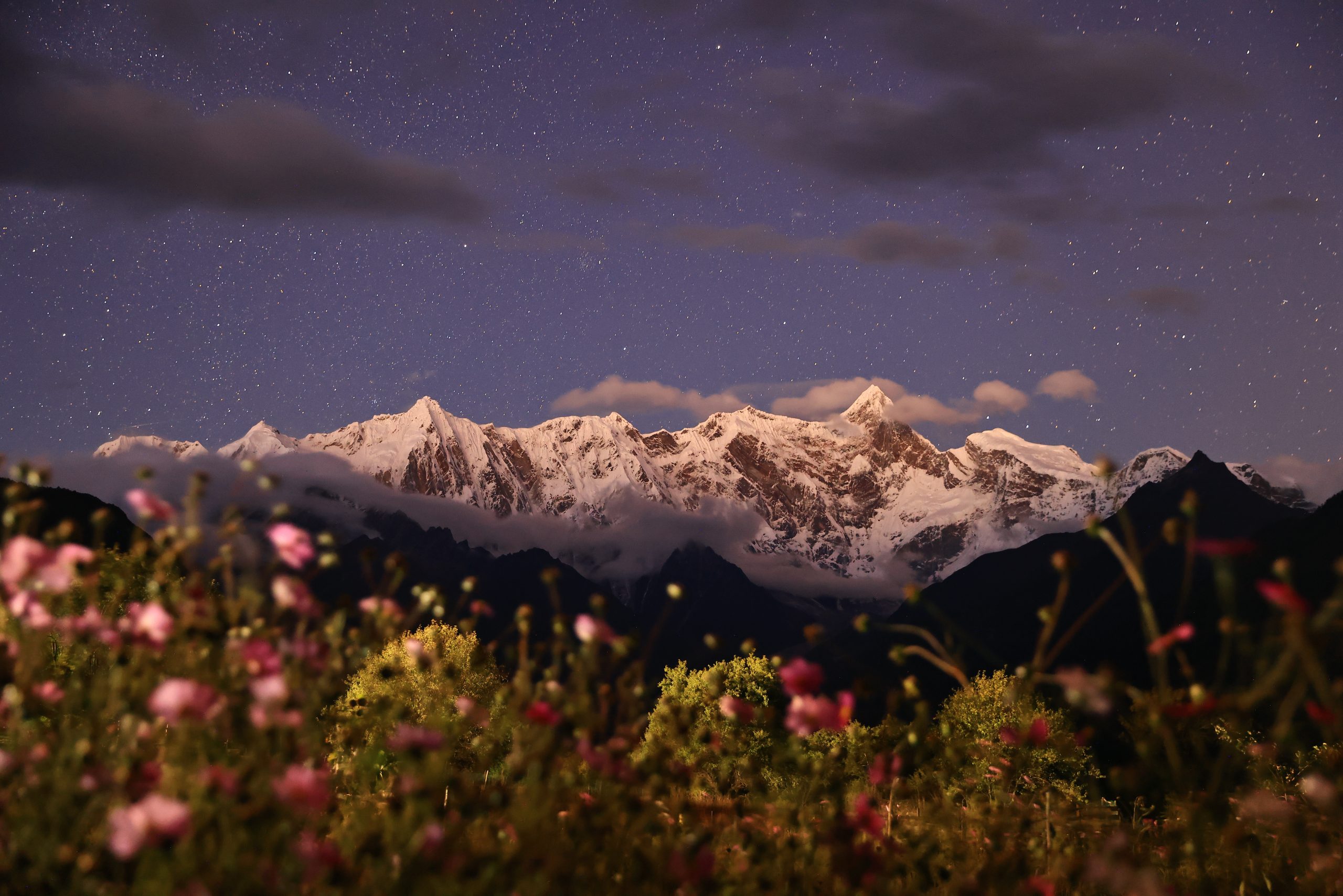 西藏雪峰8K壁纸：自然山脉风光